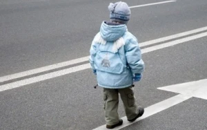 Azərbaycanda DƏHŞƏT: Maşın azyaşlını vurub havaya qaldırdı (18+)