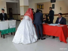 Bəy və gəlin səs verdi - FOTO