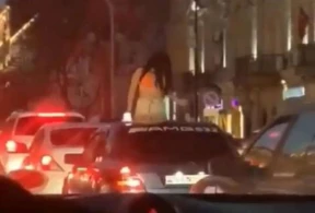Bakıda qız avtomobilin damında "oyun çıxartdı" - VİDEO
