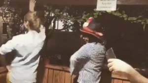 Xalq artistinin yarıçılpaq qadınla GÖBƏK RƏQSİ... - VİDEO