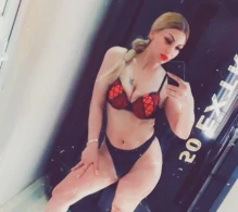 Esmiradan biabırçılıq: Sinəsini açıb izləyicilərə göstərdi