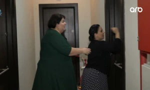 Bacılar rəqqas İlhamın evinə hücum çəkdi — VİDEO