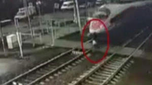 Qatar yolu keçən piyadanı vurdu,başı bədənindən ayırldı (18+VİDEO)