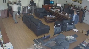 Məktəb direktorunun otağında dava düşdü - VİDEO