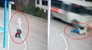 Koronovirusa yoluxan qadın küçədə dəhşətli hala düşdü (18+VİDEO)