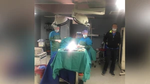 ŞOK HADİSƏ! Polis məşhur plastik cərrahı əməliyyat masasında həbs etdi +VİDEO