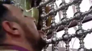 İmam Rza türbəsini yalayan şəxs həbs edildi - VİDEO