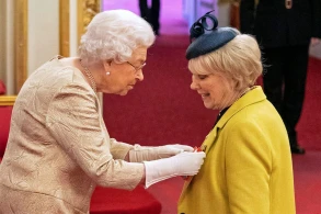 II Elizabet koronavirusa görə mükafatları əlcəklə verdi