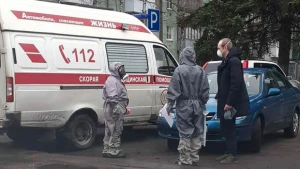 Təcili yardım çağırışına qoruyucu geyimdə gələn tibb işçiləri döyüldü