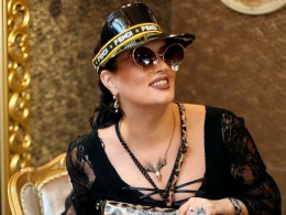 Elza Manafın ARXİV FOTOsunu yaydı, Mətanəti taq etdi: Eşşəyə minəndə ... -