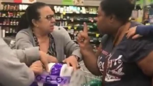 Qadınlar mağazada tualet kağızına görə əlbəyaxa oldu