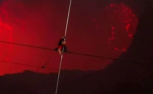 Kəndirbaz vulkanın üstündən keçərkən dəhşətli anlar baş verdi — ANBAAN VİDEO