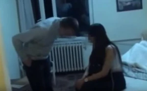 Bakıda şok hadisə: İntim görüntüsü ələ keçən qadın dərman içdi