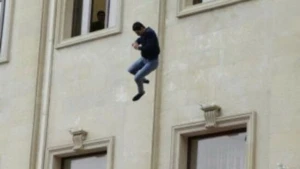 SON DƏQİQƏ! "İctimai" TV-nin əməkdaşı BİNADAN YIXILDI