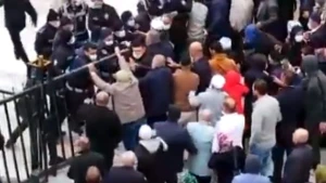 Koronoviruslu xəstələr pəncərəni qırıb qaçdı - Şok görüntü