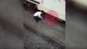 Relslərin üzərinə uzanıb intihar etmək istədi, amma… - VİDEO