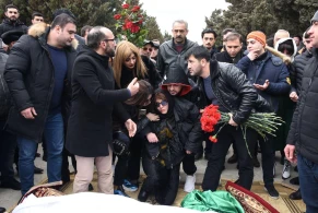 Rafael Dadaşovun dəfnində qızının ÜRƏYİ GETDİ - FOTO/VİDEO