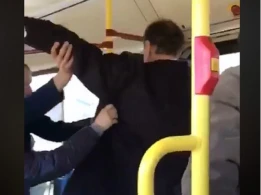 Trolleybusda öskürən kişini döyüb aşağı düşürdülər – VİDEO