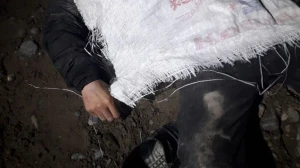 Azərbaycanda dəhşətli hadisə: Meyit yolun ortsında qaldı (18+VİDEO)