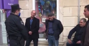 Küçəyə çıxması qadağan olunan yaşlılar: "Get işinlə məşğul ol" - VİDEO