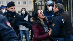 İtaliyada qorxunc GÖRÜNTÜLƏR: vəzifəli şəxslər görün nə edirlər - VİDEO