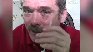 Kosmosda ağlayan astronavt bu hala düşdü - VİDEO