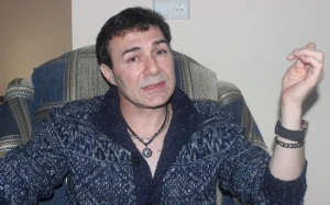 “Parisdə küçəyə hər dəfə çıxanda polisə izahat veririk” - Azərbaycanlı yazıçı