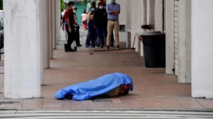 Koronovirusdan o qədər adam öldü ki, meyitlər küçələrə atıldı (18+ VİDEO)