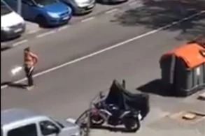 Koronovirusa yoluxan şəxs xəstəxanadan qaçdı: Əli silahlı polislərə hücum çəkdi +VİDEO