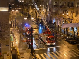 SON DƏQİQƏ! Bakıda çoxmərtəbəli yaşayış binası yanır