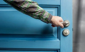 Alimlər koronovirusa yoluxan şəxslərin mənzilini araşdırdı: Görün,nə gördülər