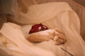 Koronavirusdan ölən şəxslərin əli bu hala düşür... — FOTO