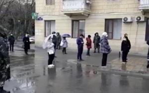 Bu dəfə bankomatlar qarşısında fərqli mənzərə — VİDEO