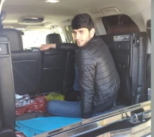 Maşının baqajından adam çıxdı -VİDEO