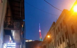 Tbilisidəki teleqüllə Azərbaycan bayrağına büründü