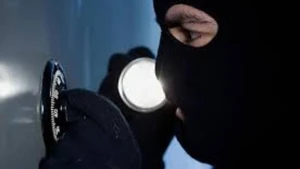 Klinikadan seyf oğurladı, boş çıxdı - BAKIDA QƏRİBƏ HADİSƏ