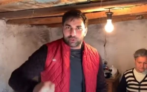 Kamil Zeynallı ayaqqabısını  çıxarıb 5 uşaq anasına verdi  — Hər kəs bu VİDEODAN DANIŞIR