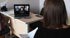 Onlayn dərs zamanı telefon aşdı,müəllimə əsəbiləşdi  -  VİDEO