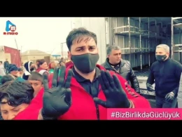 Kamil  ərzaq paylayarkən polislər görün nə etdi  —  VİDEO