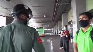 Polislərə xüsusi eynək verildi: Uzaqdan koronavirusu təyin edir  + ŞOK VİDEO