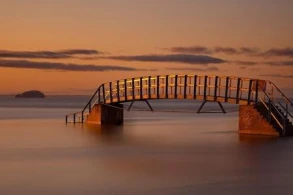 Dənizin ortasındakı bu sirli körpü hər kəsi heyran edir - FOTO