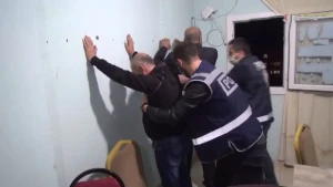 Qadınlar qumar oynayan ərlərini polisə “satdılar” - VİDEO