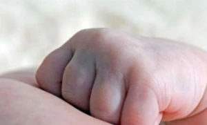 Əlində qızının kəsilmiş başı ilə çılpaq halda tutuldu — Dəhşətli hadisə – FOTO/VİDEO