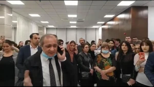 “Amrahbank” ın bağlanmasında kimin əli var? — Bank əməkdaşları etiraza qalxdı (VİDEO)