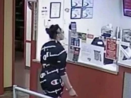 Barmaqlarını tüpürcəkləyib, əlini supermarketdəki ərzaqlara sürtən qadın həbs olundu - FOTO