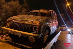 Bakıda tuneldə avtomobil aşıb, xəsarət alan var - FOTO