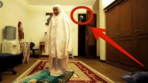 Qadın namaz qılarkən qapı açıldı, onun başına gələnlərə inanmayacaqsınız-VİDEO