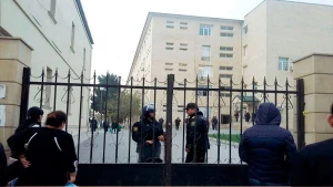 Bakıda bu xəstəxana bağlandı, həkimlər və xəstələr binadan buraxılmır (AÇIQLAMA)