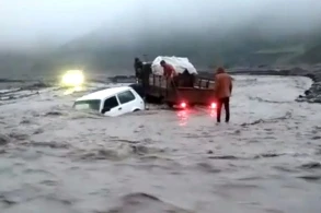 Azərbaycanda DƏHŞƏT: sel 2 avtomobili apardı, insanlar suyun ortasında qaldı  - VİDEO