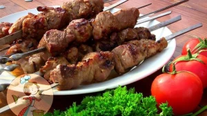 Meşədə kabab çəkən məmur işdən qovuldu
